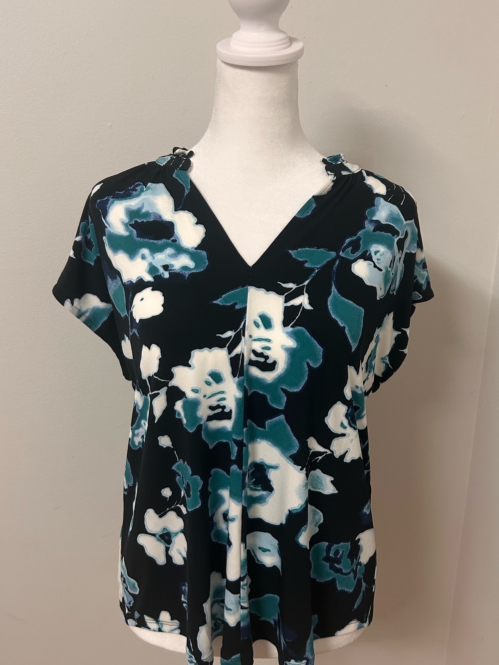 White House Black Market WHBM Women’s Medium Floral V Neck Short Sleeve Top